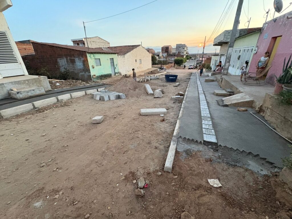 Promessa cumprida: Prefeito Azif pavimenta rua Francisco Cabrinha cobrada há anos pela população