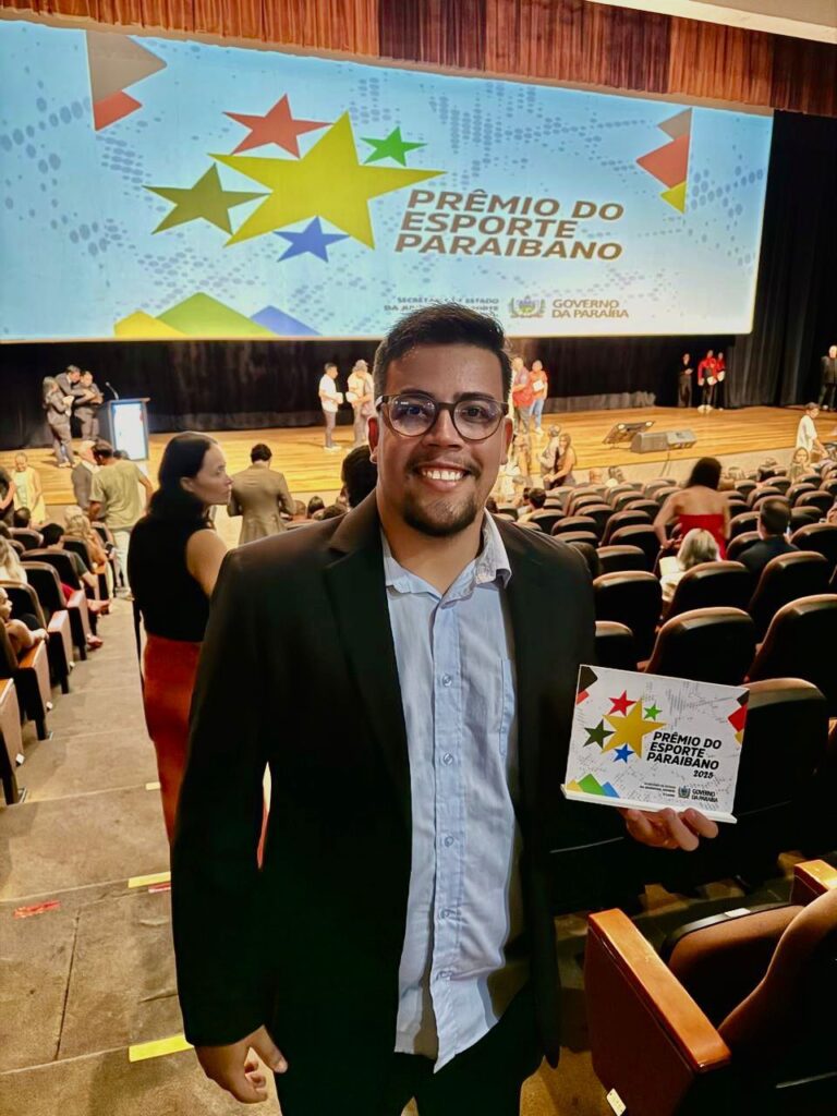 Leonardo Félix recebe prêmio de melhor técnico de futsal da Paraíba em evento promovido pelo Governo do Estado