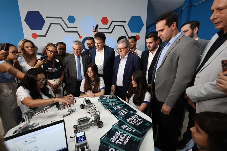 João Azevêdo e ministro Camilo Santana inauguram Salas Amanhã Digital e Maker em Bayeux e destacam importância para o ensino da rede estadual