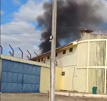 Detentos fazem motim e ateiam fogo em celas do presídio de Patos
