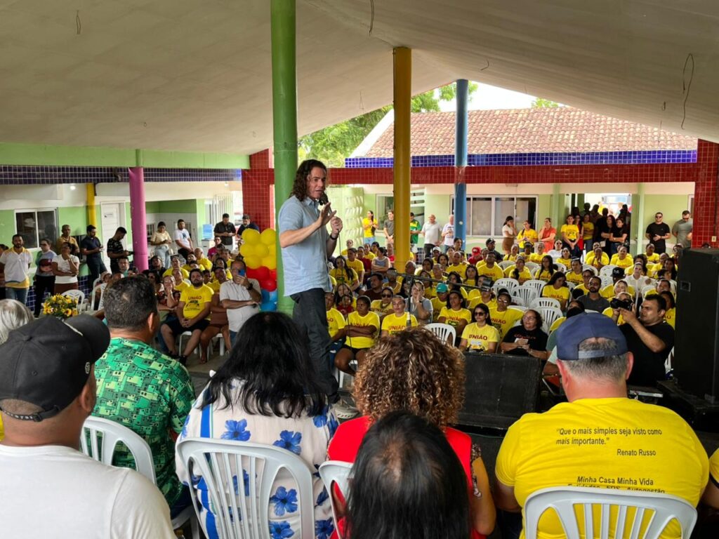 Veneziano ressalta articulação para garantir 145 casas em Mari e prefeita agradece ao Senador durante solenidade