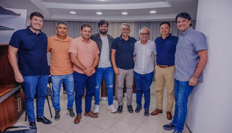 Cícero Lucena recebe apoio de grupo de oposição de Sumé na disputa pelo Governo da Paraíba