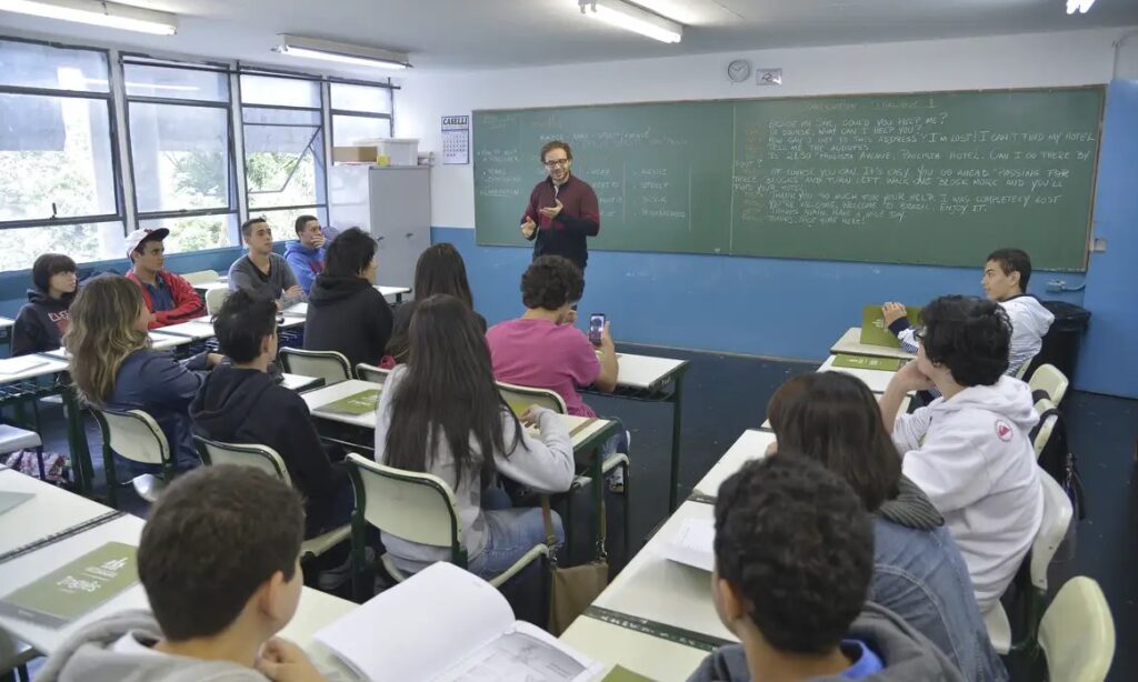 Piso do magistério tem reajuste de 5,4% e vai a R$ 5,1 mil em 2026