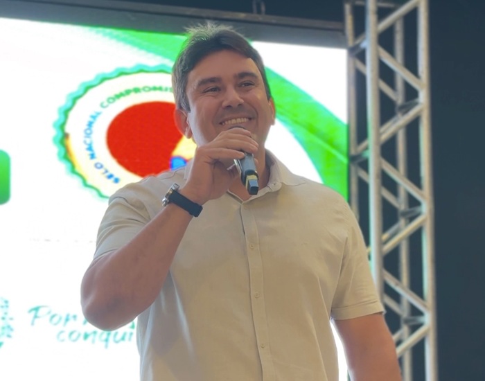 Em Encontro Pedagógico, Helder Carvalho anuncia aumento salarial histórico para professores prestadores e é ovacionado