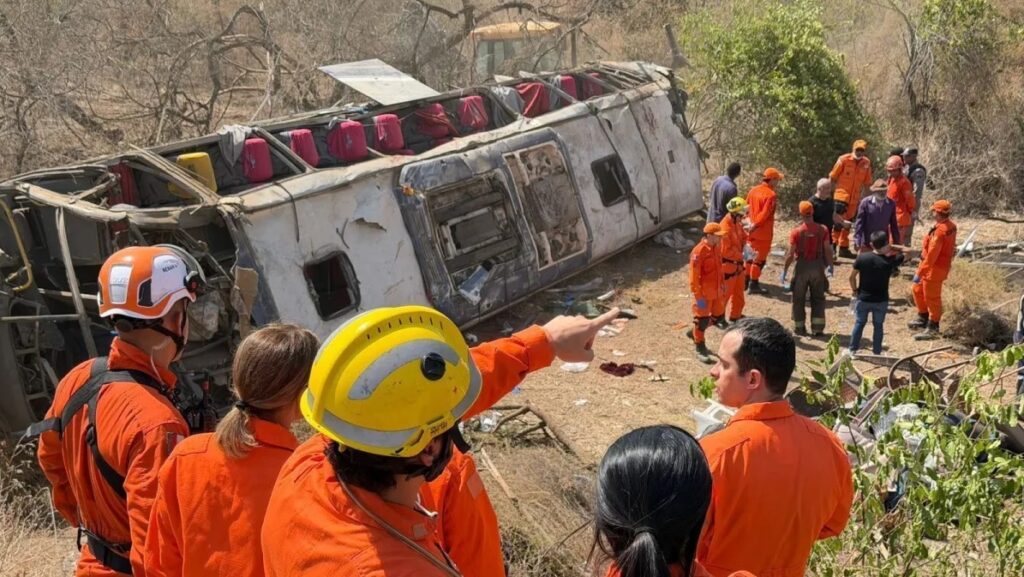Ônibus com romeiros capota e deixa 15 mortos e feridos