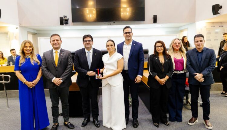 ALPB concede Medalha Epitácio Pessoa à segunda-dama do Estado, Camila Mariz Ribeiro