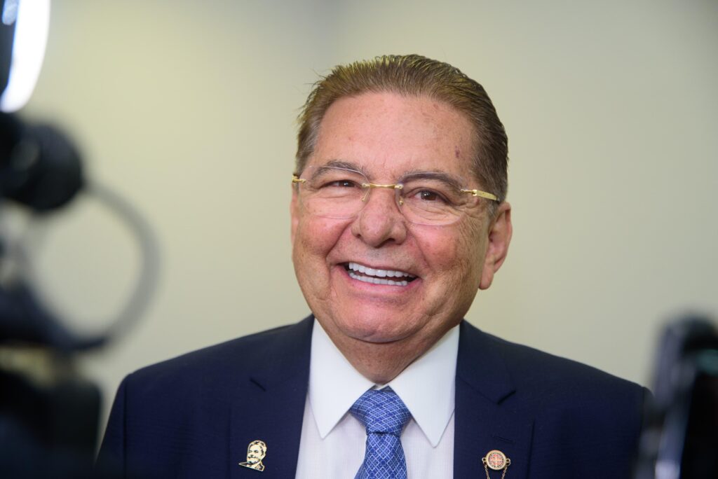 Adriano Galdino lidera pesquisa para Assembleia Legislativa e reforça força política na Paraíba