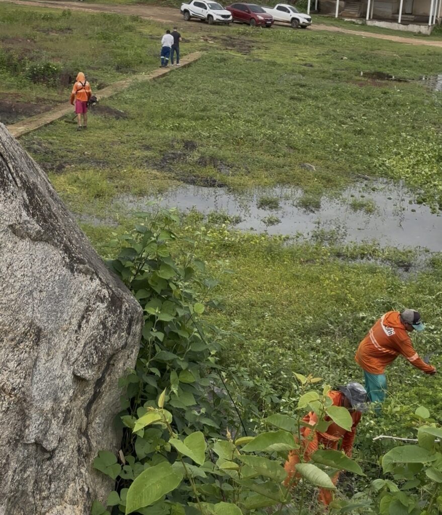 Prefeitura de Itaporanga realiza limpeza na sangria do açude de Cachoeira dos Alves