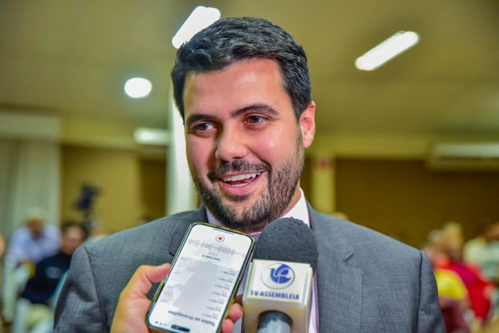 Lei de Wilson Filho garante presença de acompanhantes terapêuticos para estudantes com TEA na Paraíba