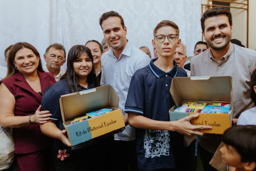 Vice-governador entrega fardamentos, kits escolares e inaugura sala do Amanhã Digital no Alto Sertão