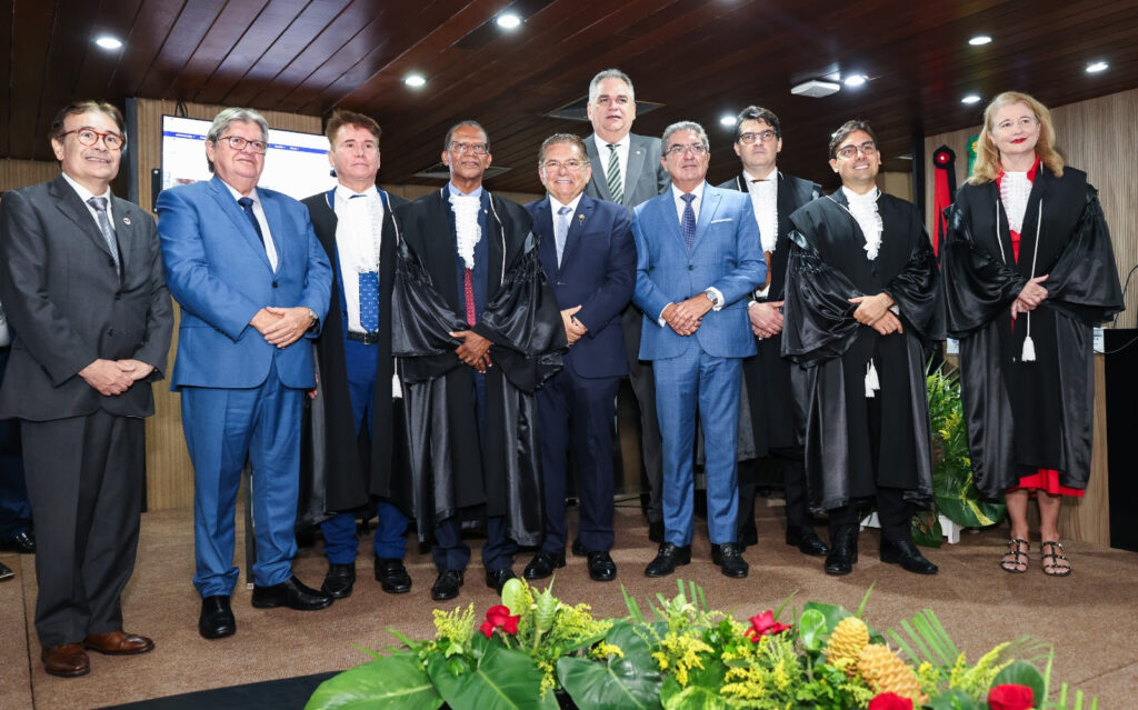 Governador destaca papel da corte eleitoral para preservar a integridade e a justiça nas eleições durante posse da mesa diretora do TRE-PB