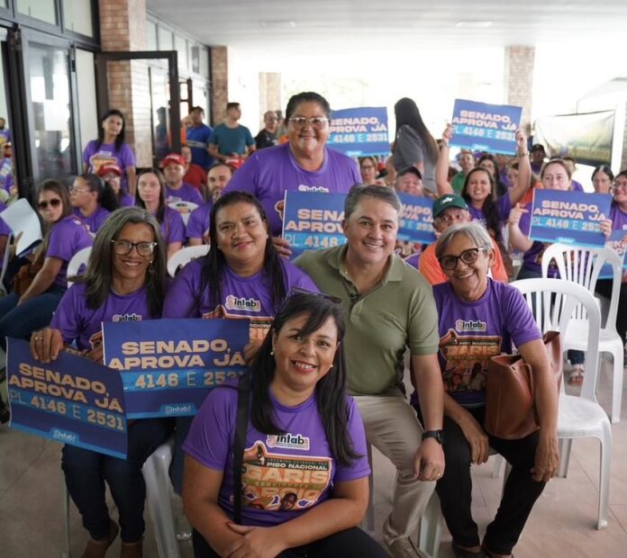 De mãos dadas com os garis: Efraim reforça compromisso com os profissionais em encontro estadual da categoria