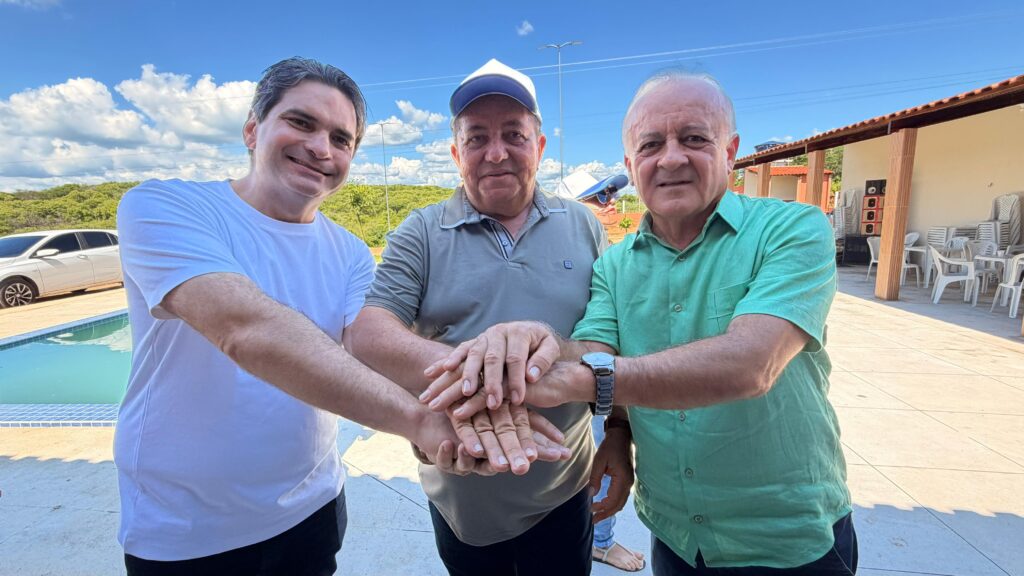 Dedé de Zé Paulo apresenta Murilo Galdino como deputado federal em Santana dos Garrotes