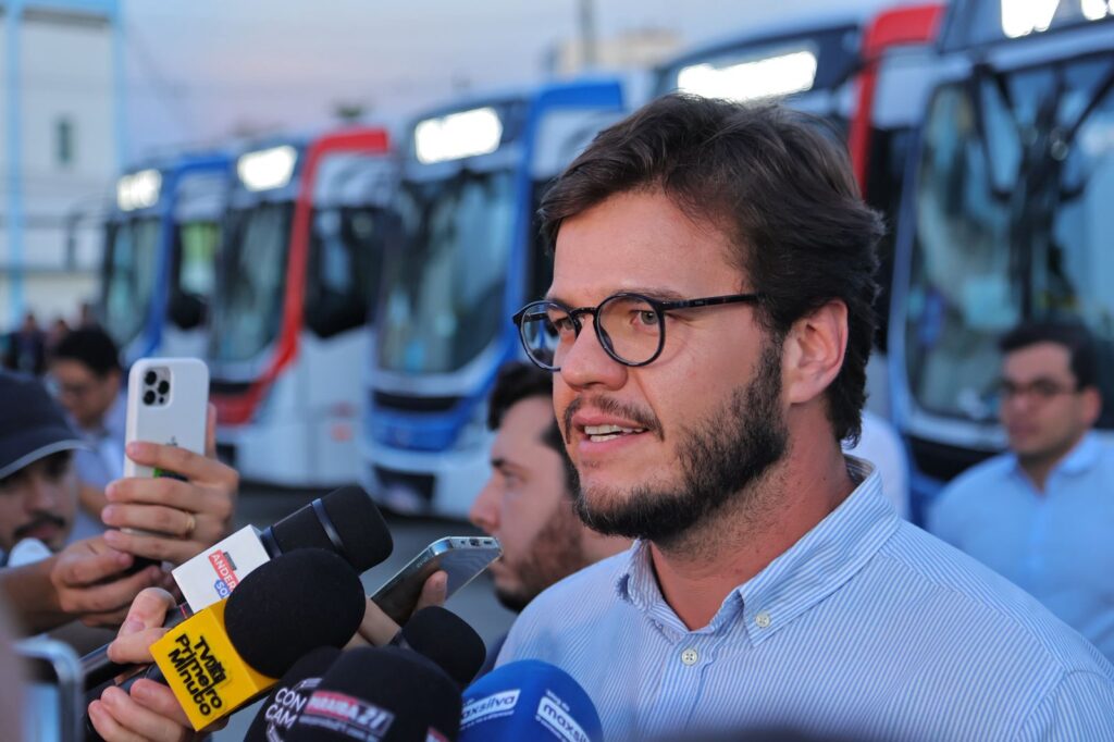 Bruno destaca diálogo político durante entrega de novos ônibus e novos tratores em Campina Grande