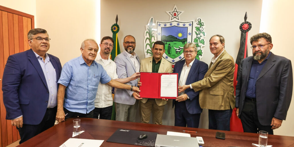 João Azevêdo assina convênio para instalação de fábrica do Lifesa em Caaporã para fornecer medicamentos ao SUS