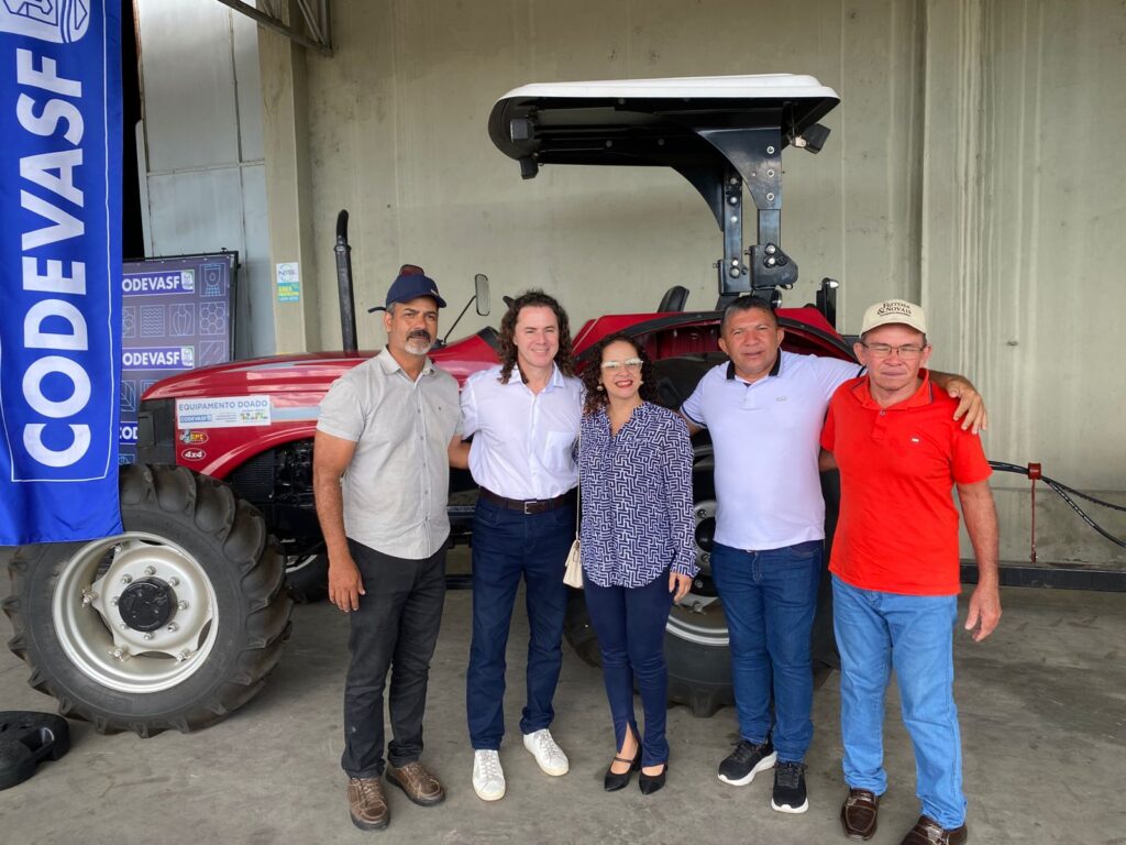 Veneziano inicia a semana entregando tratores a associações de produtores rurais de mais três cidades paraibanas