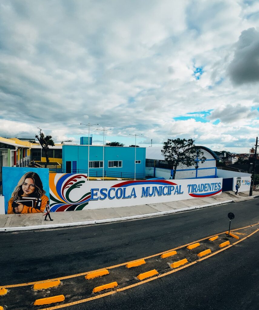 Bruno entrega nova Escola Tiradentes e destaca reconstrução de unidade histórica da rede municipal