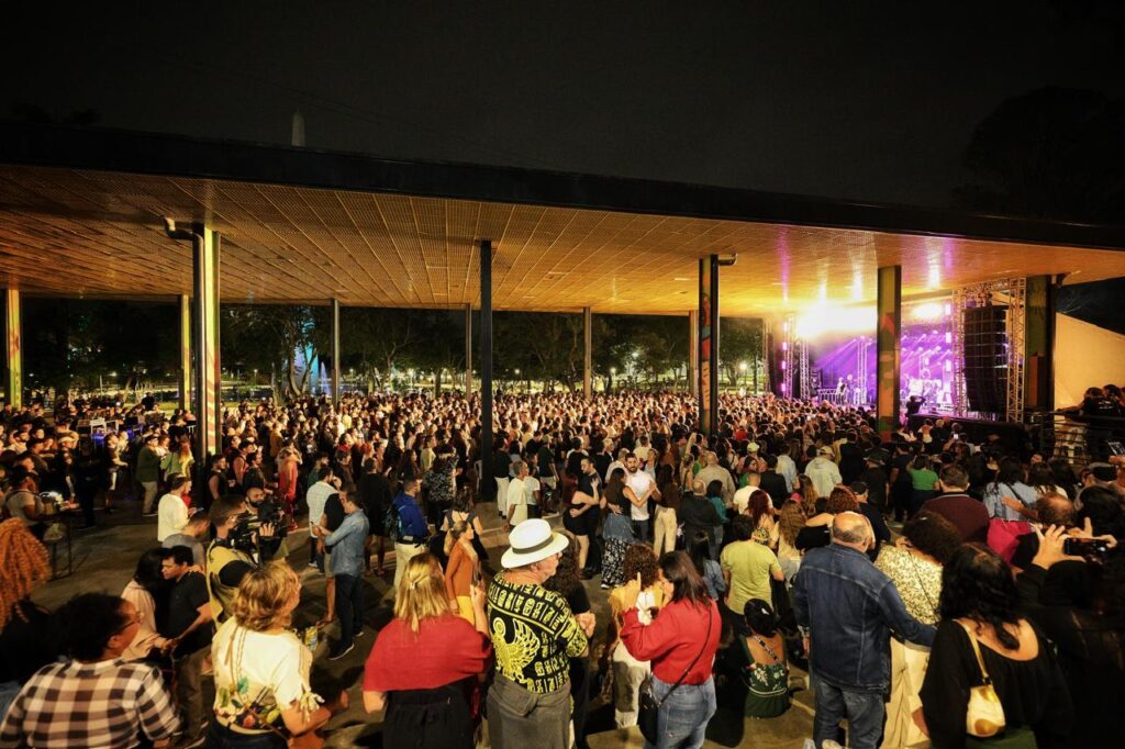 Mesmo com chuva público lota Parque Evaldo Cruz para assistir shows de Elba Ramalho e Luís Kiari no Festival de Inverno de CG