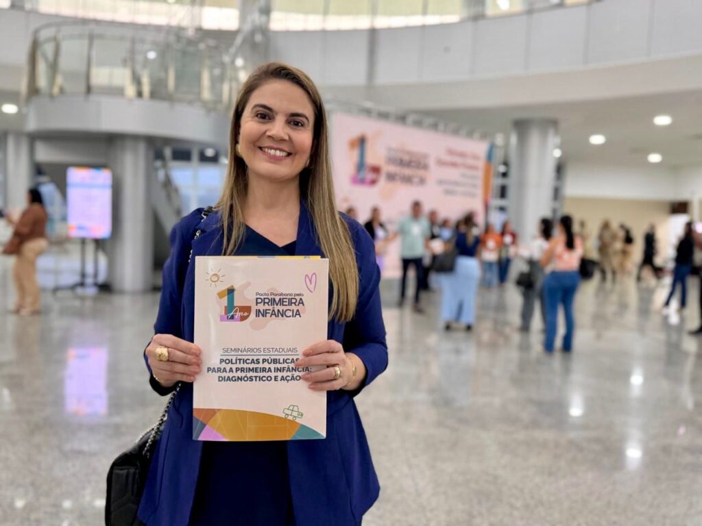 Carol Gomes reforça compromisso com a primeira infância em seminário estadual sobre a temática