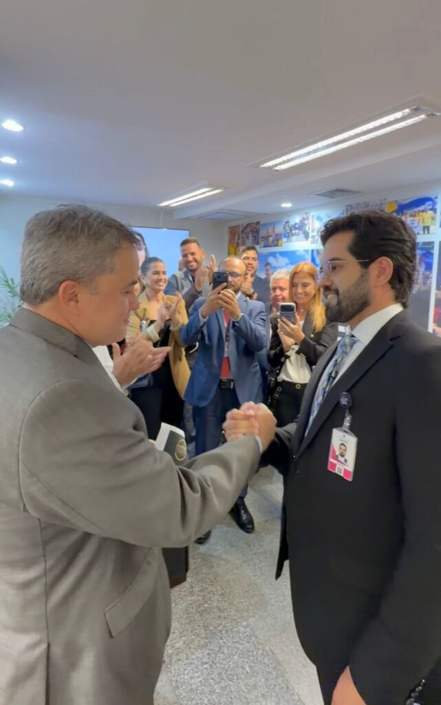 “Cercado de prefeitos, Efraim recebe notícia do título de ‘Melhor senador da atual Legislatura no Congresso Nacional’ ”