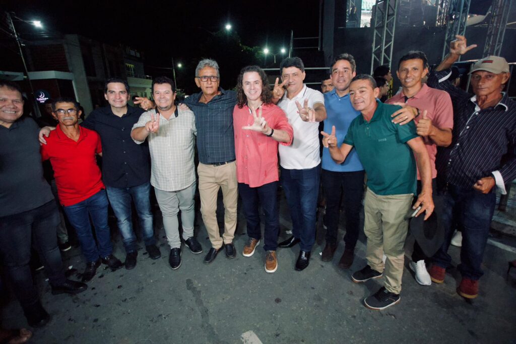 No 3º Festival do Leite e do Mel de São José da Lagoa Tapada, Veneziano é recebido pelo prefeito Neto de Coraci e outros prefeitos da região