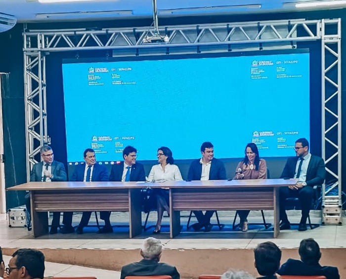 Prefeito Helder Carvalho e o superintendente Pedro Roberto participam da 1ª Plenária do FPAT/PB em Sousa do Fórum Paraibano de Administração Tributária