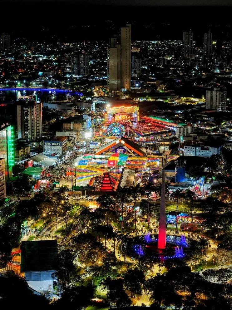 Noite de São Pedro emociona multidão no Parque do Povo com romantismo, tradição e muita música