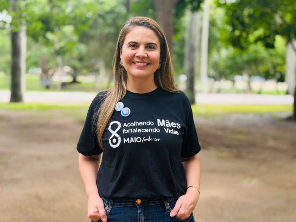 Carol Gomes participa da abertura do ‘Maio Furta-Cor’ e reforça defesa da saúde mental materna