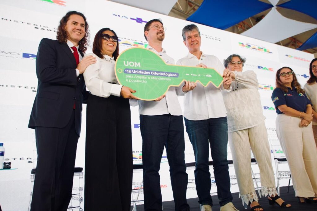 Prefeitos agradecem articulação de Veneziano durante entrega de 118 veículos para assistência à saúde na Paraíba