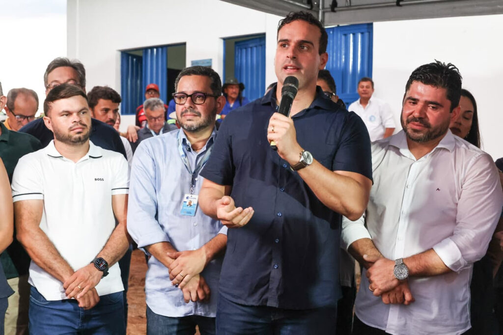 Governador Lucas Ribeiro entrega nova adutora de Itaporanga e visita construção de 100 unidades habitacionais no município