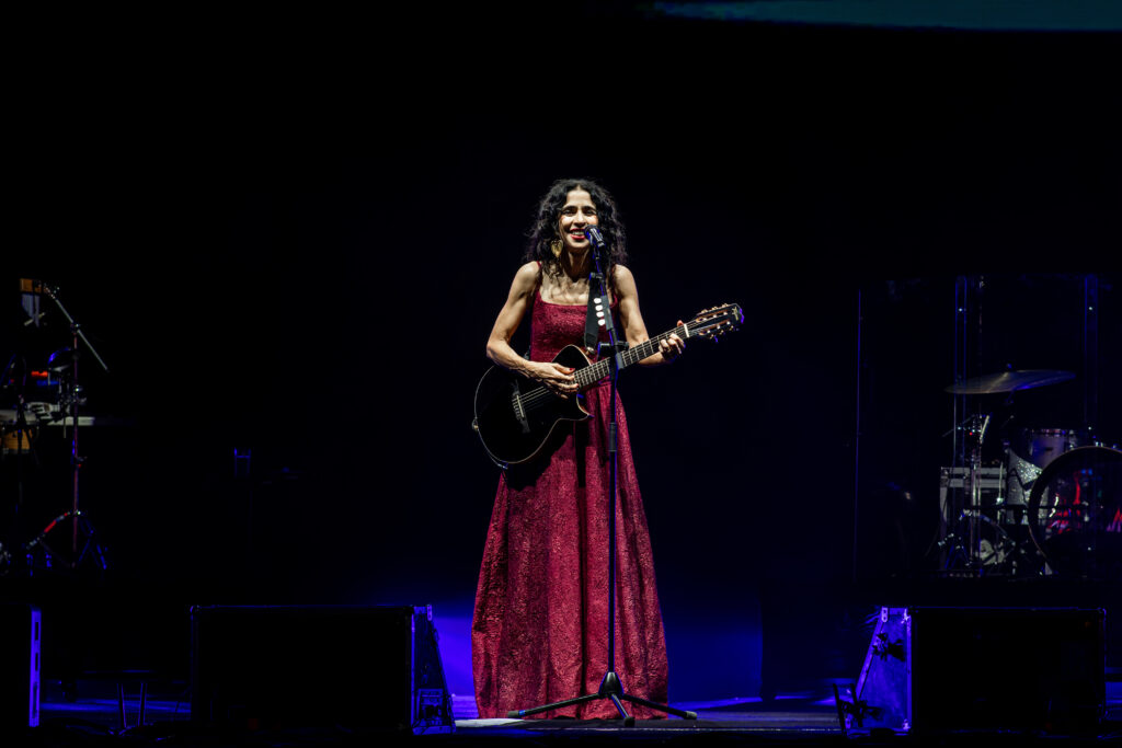 Em estreia no Parque do Povo, Marisa Monte entrega aula de Nordeste e hipnotiza Campina Grande