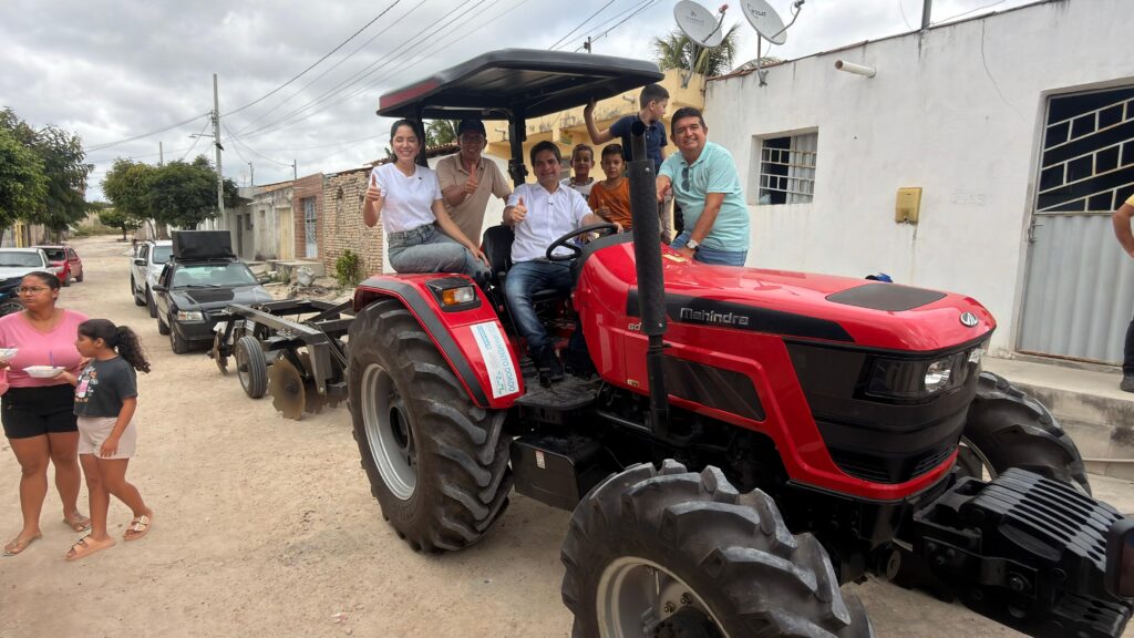 Murilo Galdino entrega equipamentos agrícolas e fortalece agricultura familiar em Água Branca