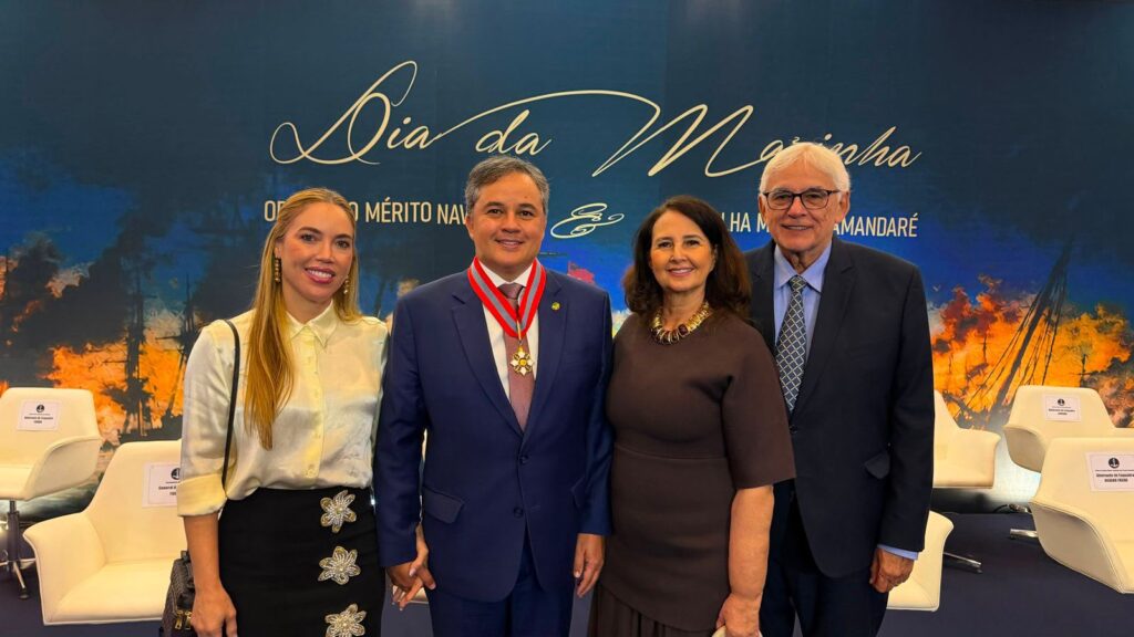 Efraim recebe a maior honraria da Marinha por atuação em defesa das Forças Armadas do Brasil
