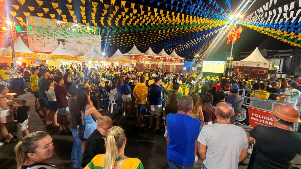 Torcida, emoção e São João: pocinhenses acompanham jogo do Brasil em telão no Arraial do Cariri