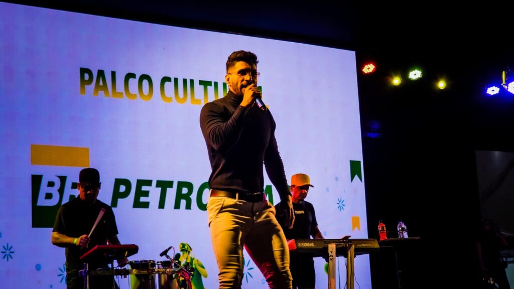 Irreverência, brega e forró: Nilson Carvalho leva o romantismo ao Palco Cultural d’O Maior São João do Mundo