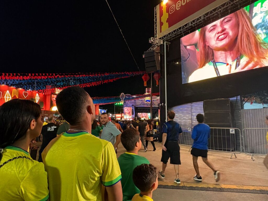 Primeiro jogo do Brasil agita Parque do Povo e aquece o comércio n’O Maior São João do Mundo