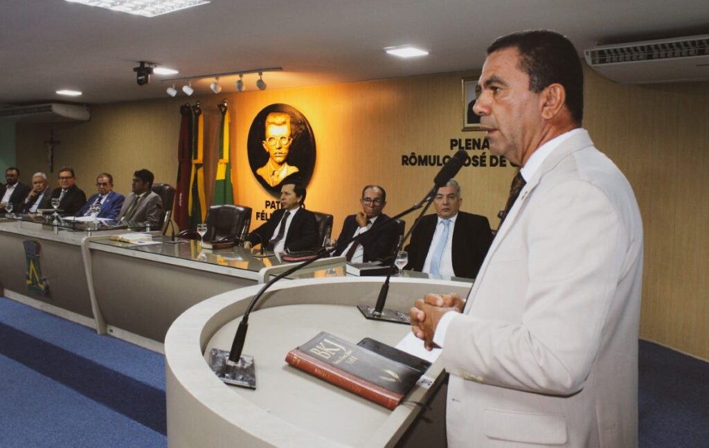 Pastor Luciano Breno solicita abertura de ruas no Loteamento Jardim Tropical, no bairro Alto Branco