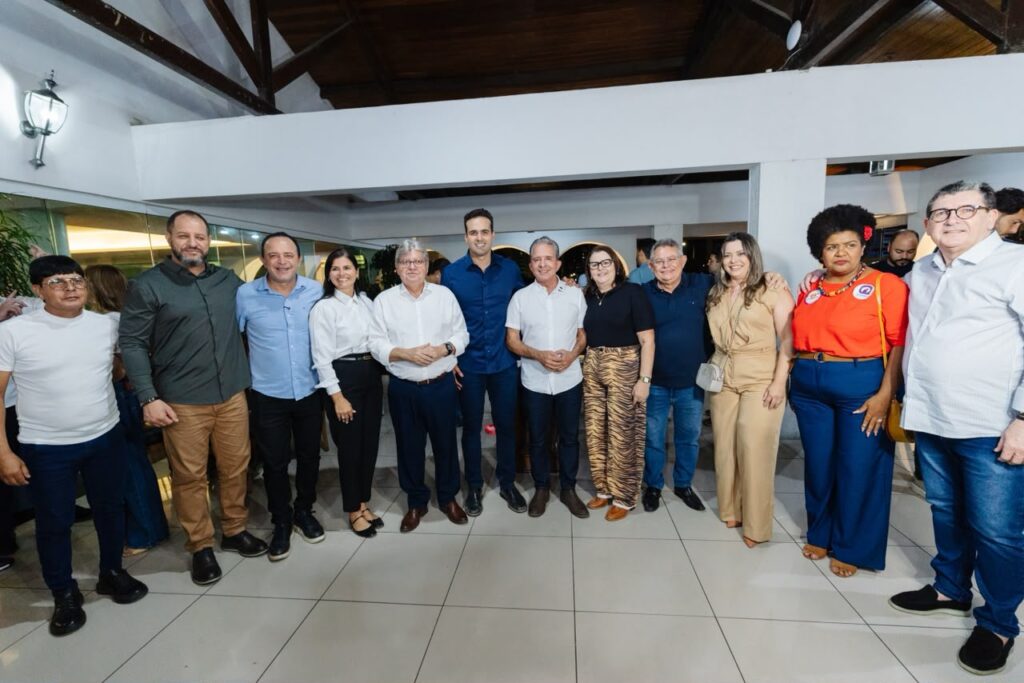 João Azevêdo fortalece pré-candidatura ao Senado em CG com apoio de 10 vereadores