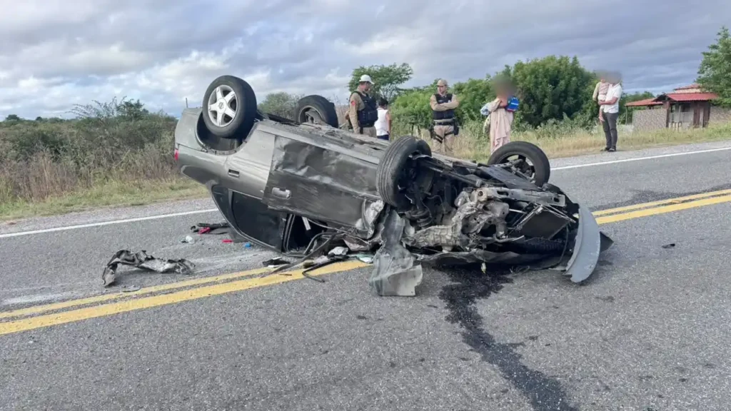 Carro capota ao colidir com caminhonete, em rodovia de Itaporanga