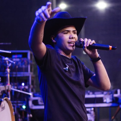 Lucas Aboiador promete show animado no encerramento da festa de Santo Antônio de Piancó