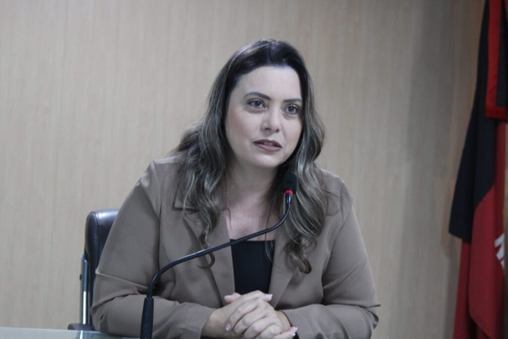Waléria Assunção cobra fiscalização da Lei das Filas e questiona demora no atendimento ao consumidor em Campina Grande