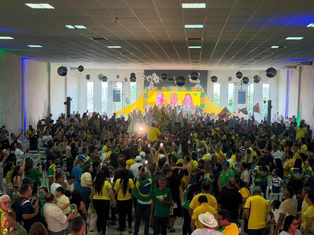 Efraim é recebido por multidão em Campina Grande ao lado de Bruno Cunha Lima, Sargento Neto e Nayana
