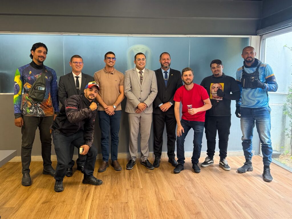 Dinho Papa-léguas articula reunião entre motoboys, STTP e vereadores para discutir demandas da categoria.