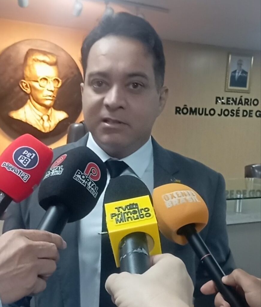 Vereador Frank Alves apresenta projeto de passagem gratuita para universitários como incentivo à educação em Campina Grande