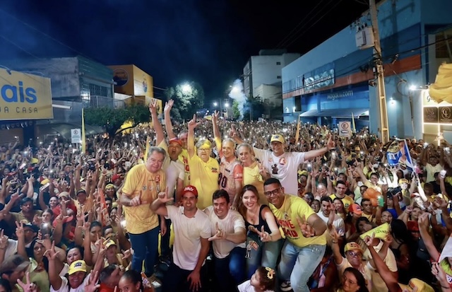 Multidão toma conta de Sousa no maior Fofa Chão da história, organizado pelo prefeito Helder Carvalho