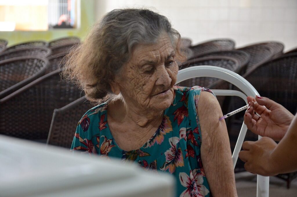 Campina Grande passa a ofertar vacina Pneumo 20 para pessoas a partir de 85 anos