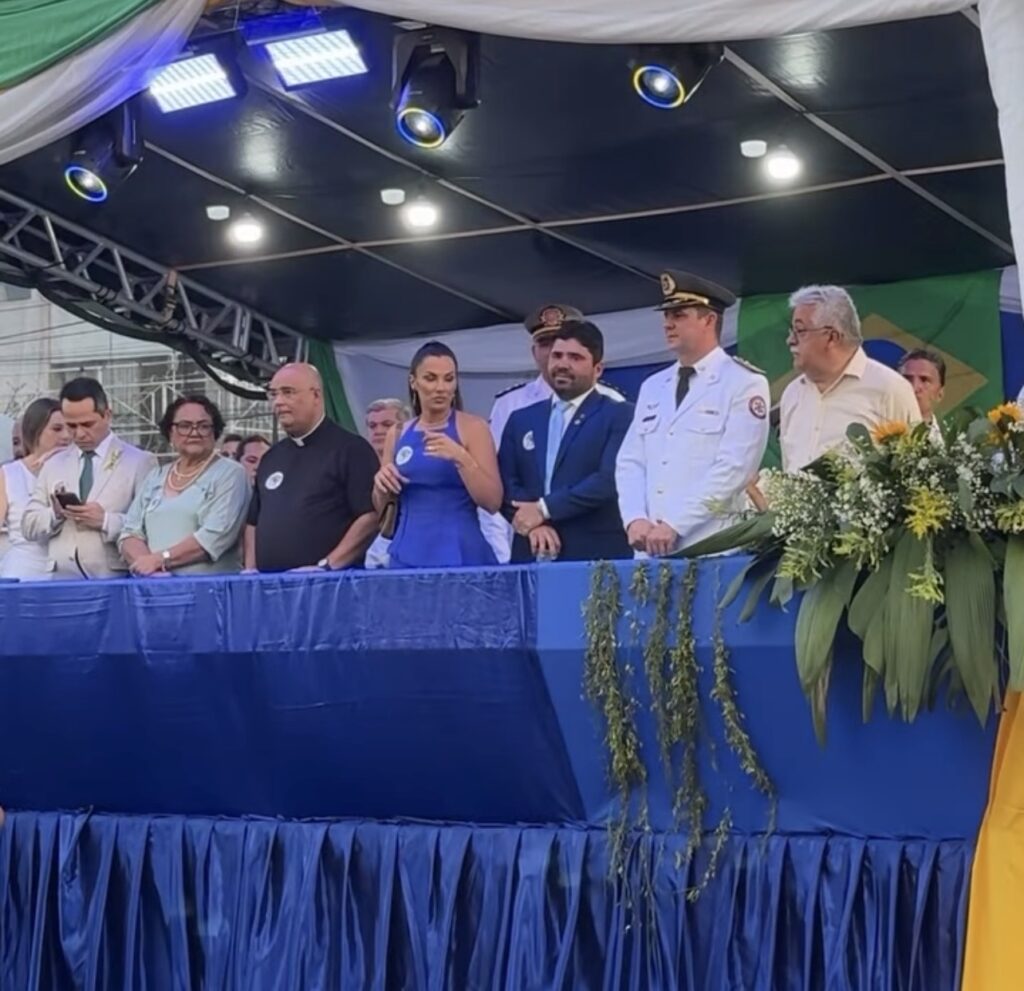 Prefeito Azif Lemos participa de desfile cívico em Itaporanga