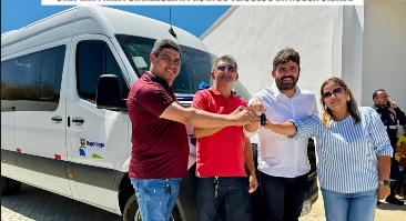 Prefeitura de Itaporanga entrega novos equipamentos de saúde, fardamentos e van de 21 lugares