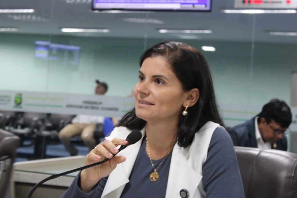 Vereadora Kallyna Dias apresenta documentos sobre a cronologia da cessão do terreno destinado à construção de escola estadual no Complexo Aluízio Campos, em Campina Grande