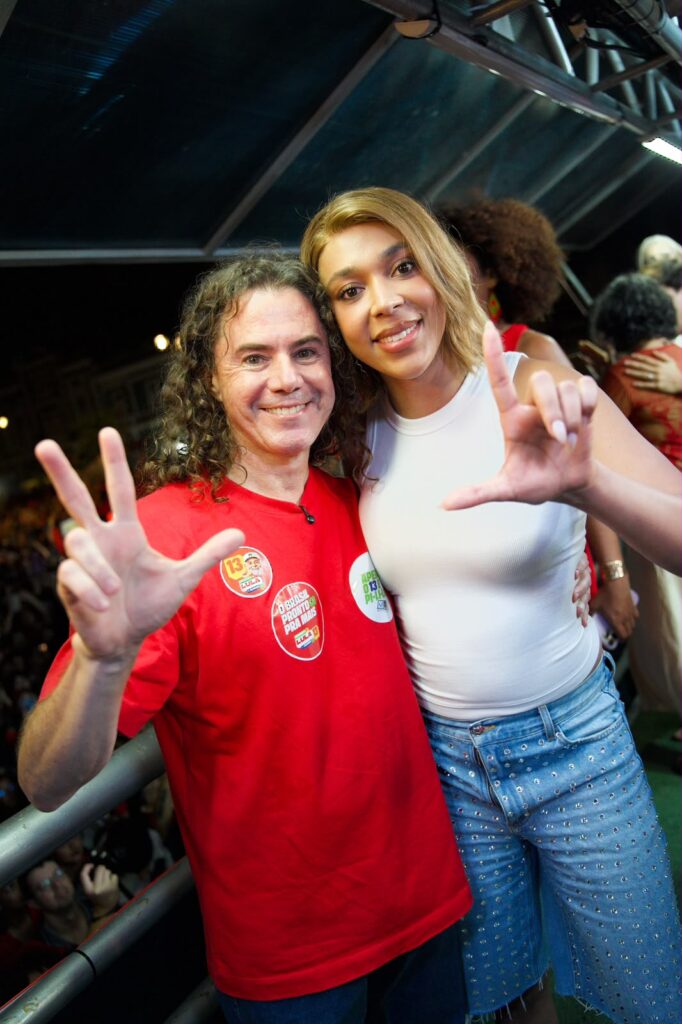 Ao lado da deputada federal Érika Hilton, Veneziano participa de ato pro-Lula que lotou o Ponto de Cem Reis, em João Pessoa